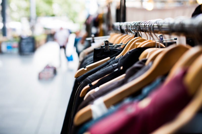 boutique-SAORGE-min_blur_close_up_focus_hanger_jacket_market_people_rack-1176303