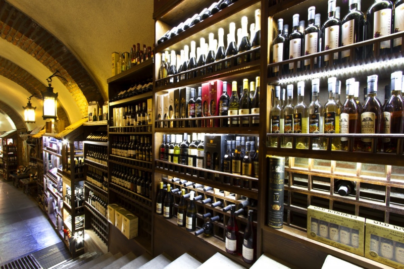 boutique-SAORGE-min_world_street_travel_shop_canon_georgia_wine_bottles-429767